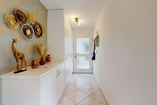 halle / korridor mit fliesenboden und natürliches licht