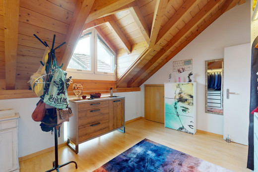 zimmer / schlafzimmer mit parkettboden, dachschräge, balkendecke, natürliches licht, und holzdecke