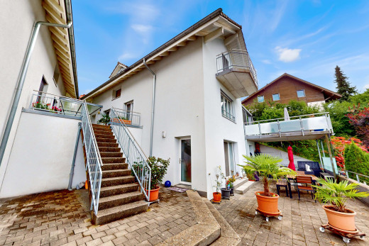 außenansicht mit terrasse und balkon