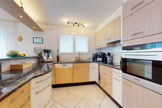 küche mit hellbraune schränke, natürliches licht, geschirrspülmaschine, und ofen