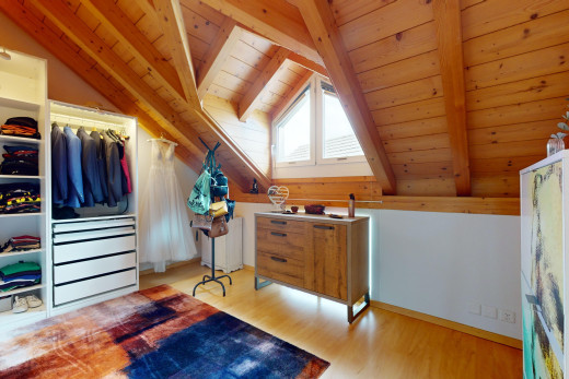 innenraum mit kühler, natürliches licht, balkendecke, parkettboden, und dachschräge