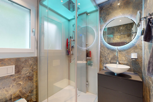 bad mit spiegel, dusche, schminktisch, und waschbecken