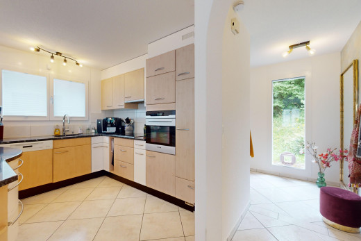 küche mit hellbraune schränke, natürliches licht, arbeitsplatten, und ofen