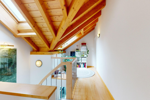 innenraum mit parkettboden, dachfenster, dachschräge, balkendecke, und holzdecke