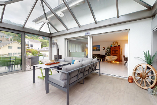 wohnzimmer mit dachschräge und natürliches licht