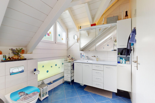 küche mit fliesenwand, dachschräge, balkendecke, arbeitsplatten, und fliesenboden