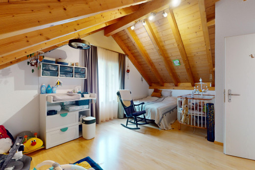 zimmer / schlafzimmer mit natürliches licht, balkendecke, holzdecke, dachschräge, und parkettboden