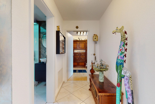 halle / korridor mit fliesenboden und parkettboden