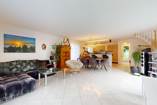 wohn- / esszimmer mit gewölbte gehwege, natürliches licht, fliesenboden, und bemerkenswerter kronleuchter