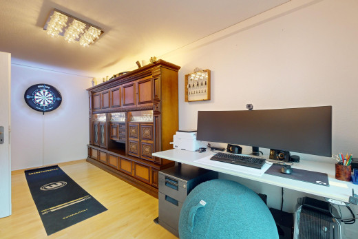 büro mit parkettboden und fernseher