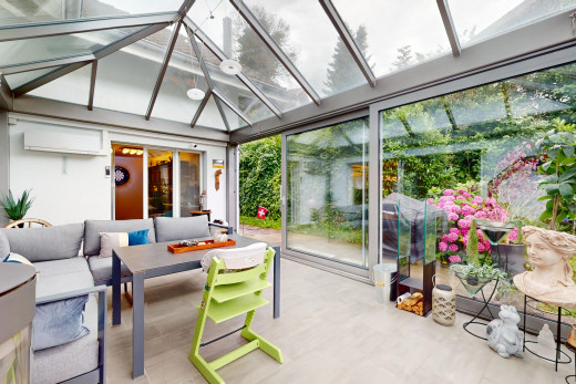 innenraum mit natürliches licht, hohe decke, und wandklimaanlage