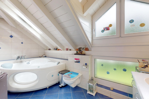 bad mit fliesenboden, fliesenwand, und dachschräge