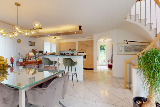 küche mit ofen, hellbraune schränke, natürliches licht, fliesenboden, und gewölbte gehwege