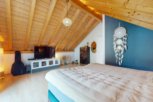 zimmer / schlafzimmer mit holzdecke, fernseher, dachschräge, und balkendecke