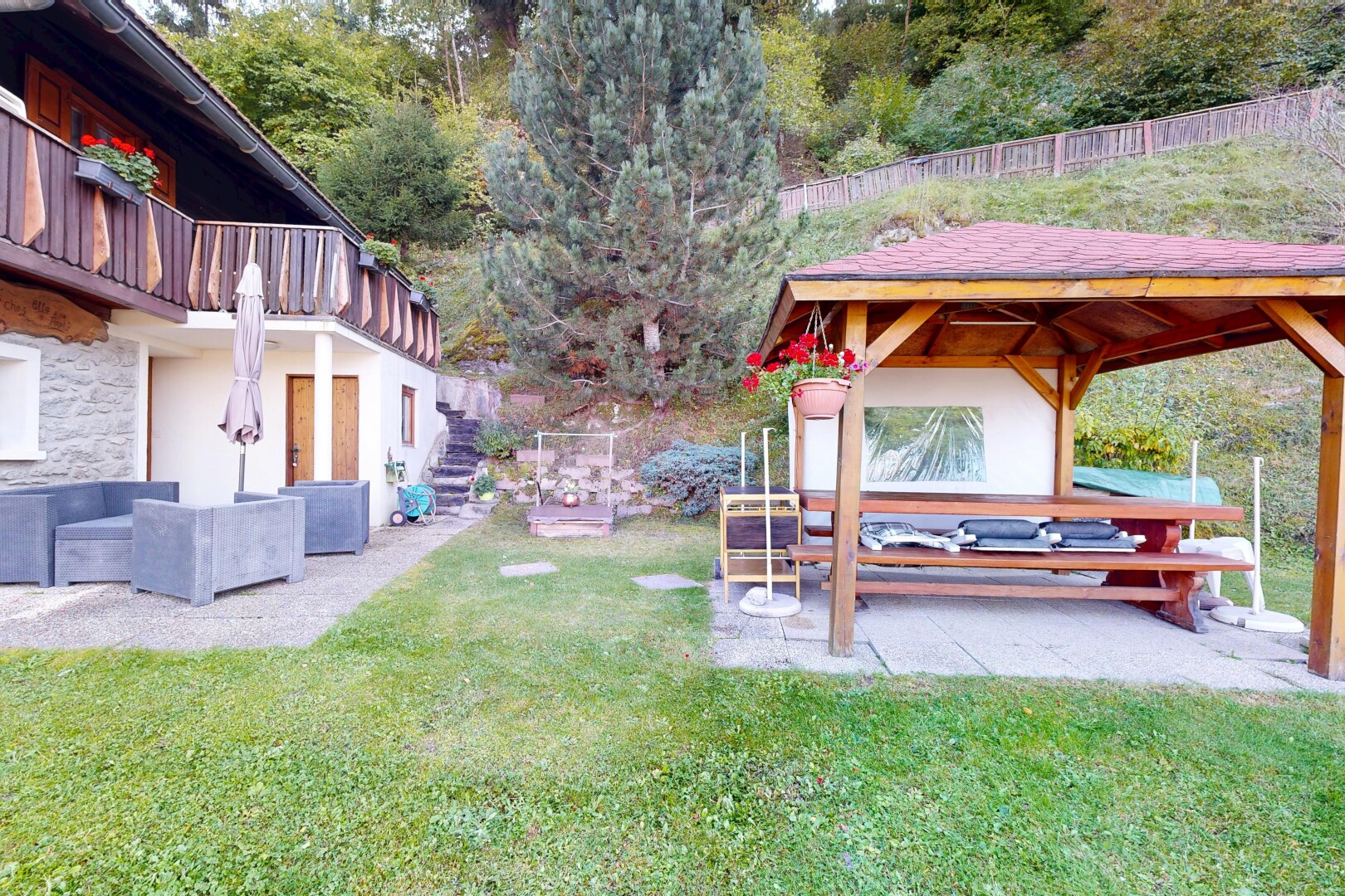 garten mit terrasse, rasen, property visible, und woods view