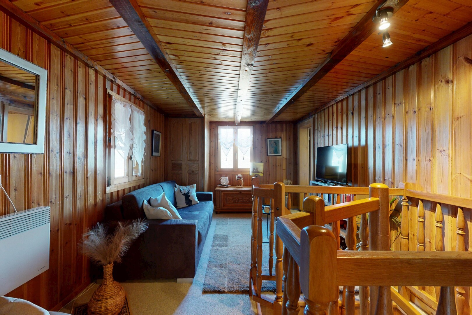 wohn- / esszimmer mit wood wall, holzwand, inside property, natural light, und natürliches licht