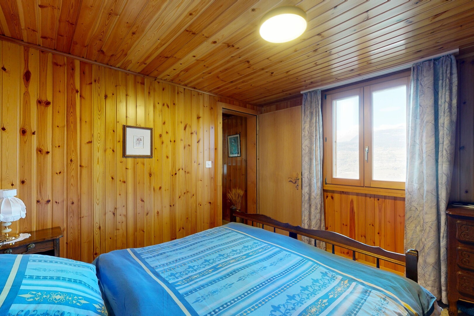 zimmer / schlafzimmer mit natural light, natürliches licht, wood wall, holzwand, und inside property