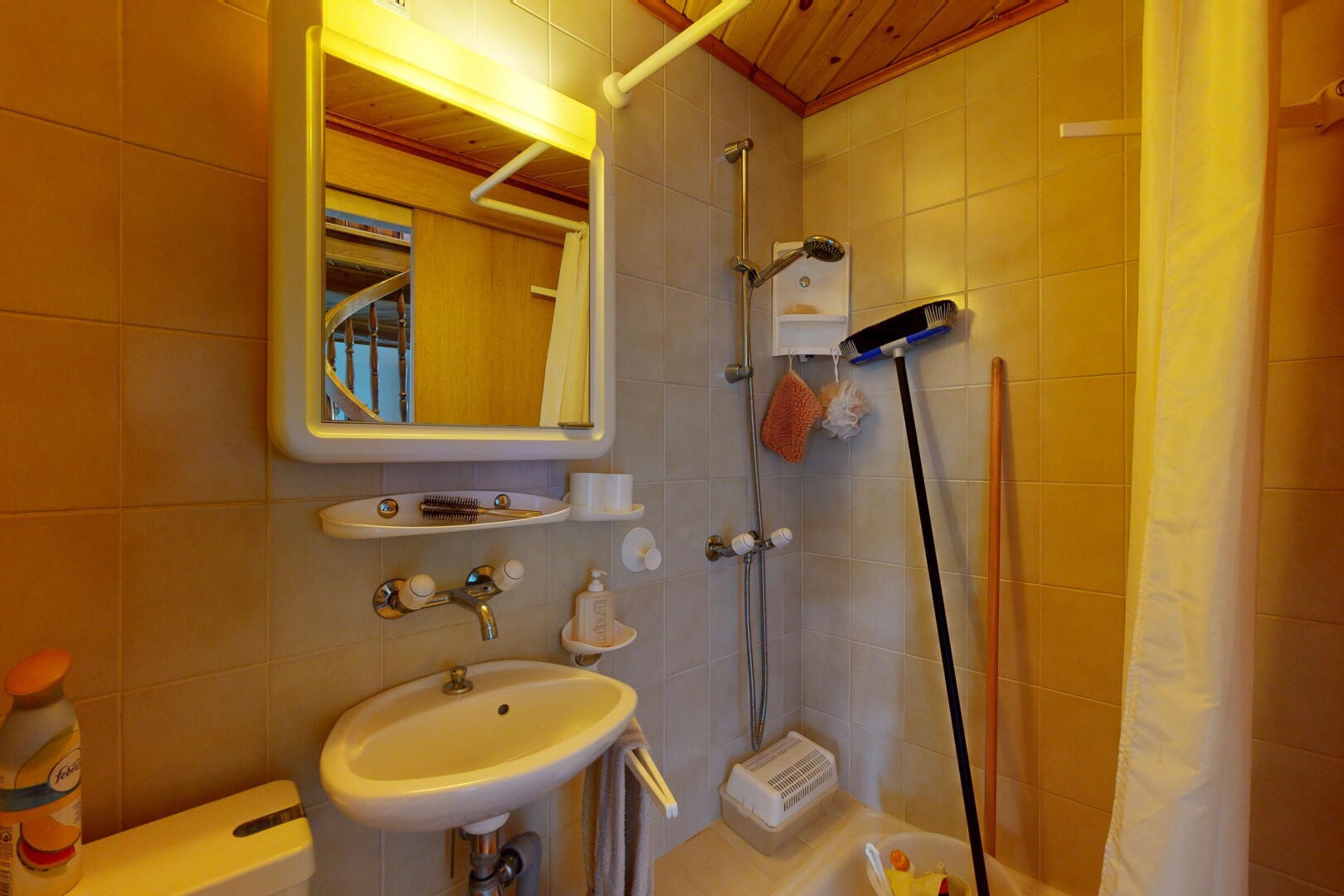 bad mit tile wall, fliesenwand, spiegel, komplettes badezimmer, und inside property