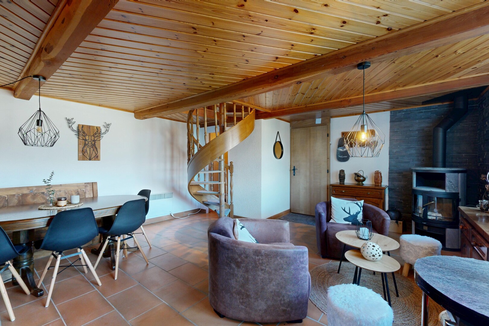 wohn- / esszimmer mit holzofen, beamed ceiling, balkendecke, inside property, und treppen