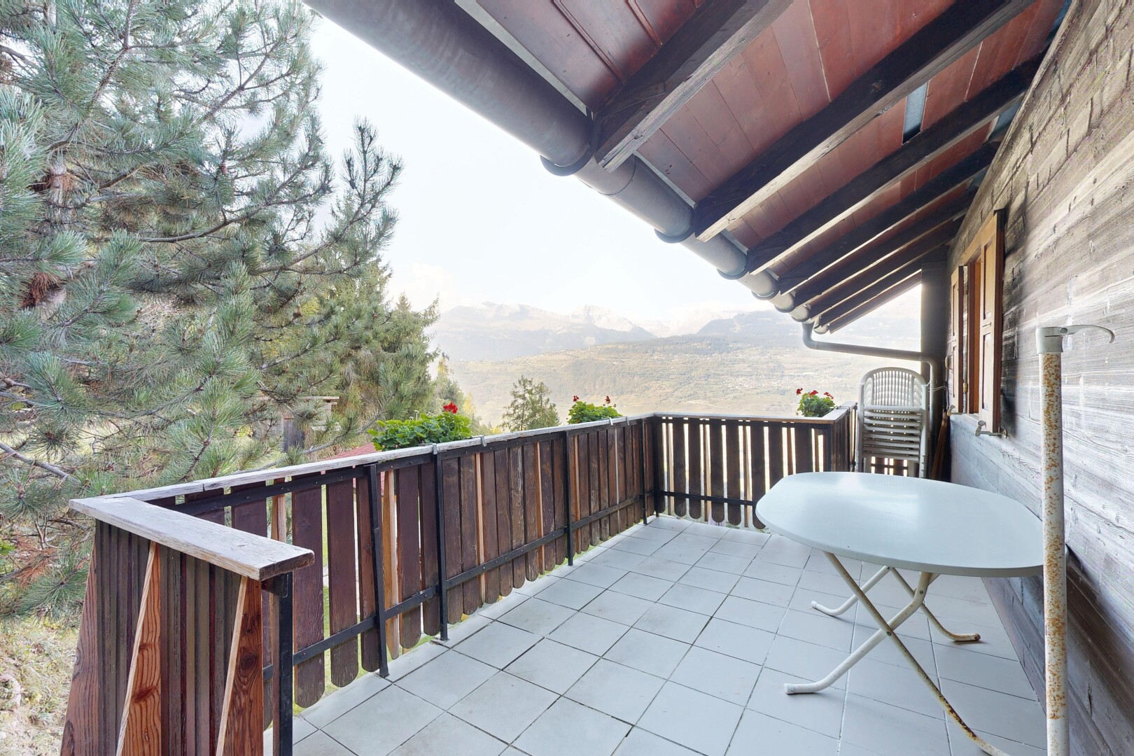 balkon mit overcast, from property, mountain view, blick auf die berge, und terrasse