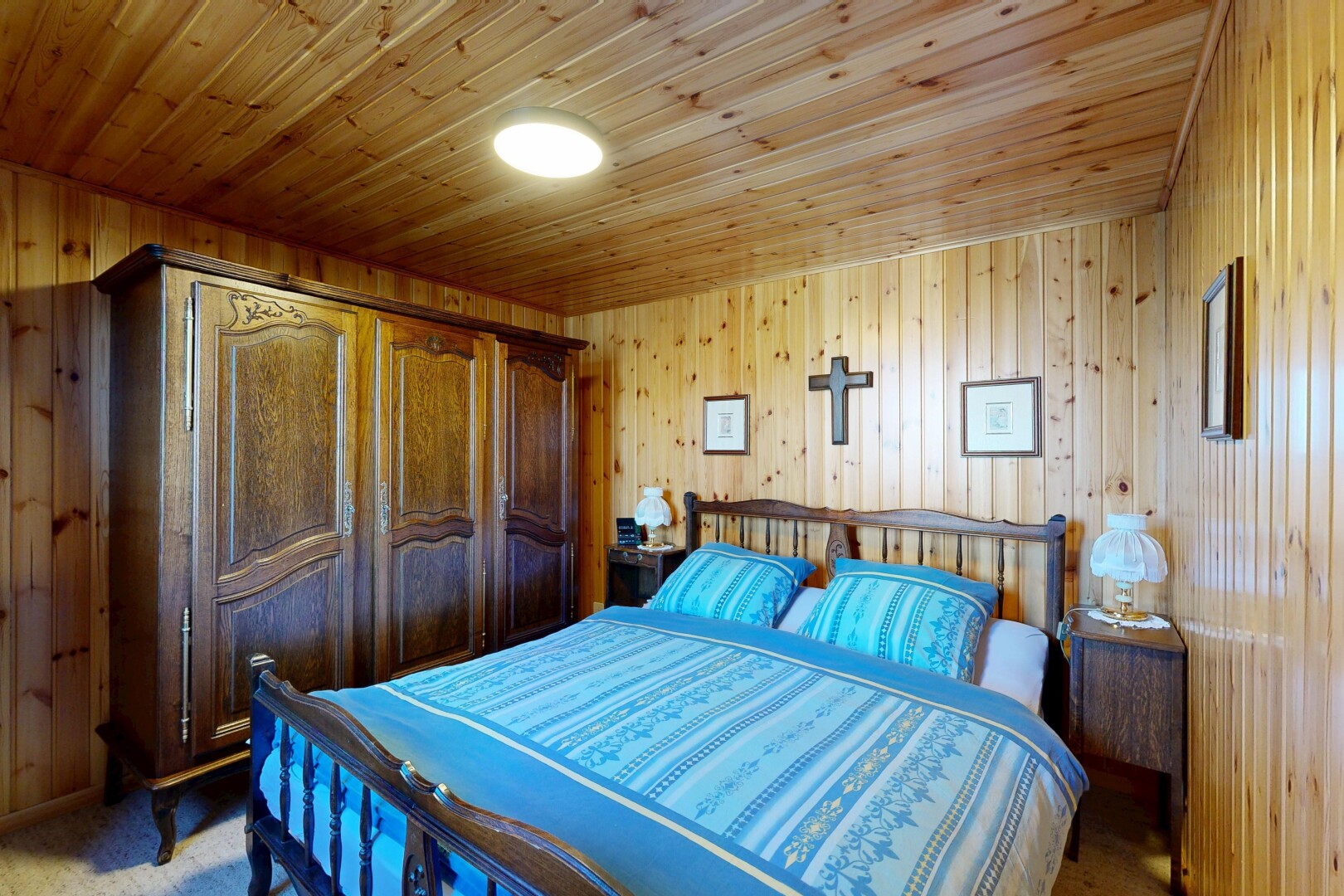 zimmer / schlafzimmer mit holzwand, wood wall, inside property, holzdecke, und wood ceiling