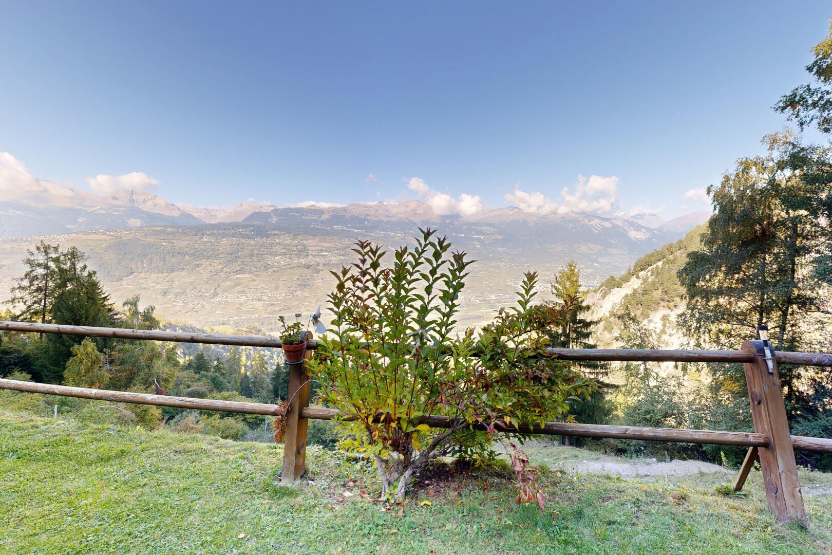 garten mit day time, mountain view, blick auf die berge, und zaun