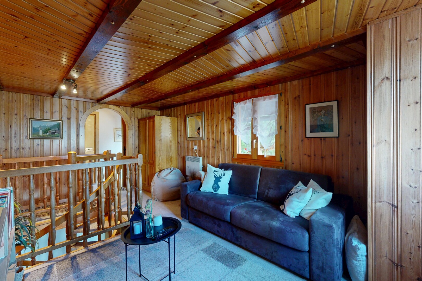 wohnzimmer mit wood wall, holzwand, inside property, beamed ceiling, und balkendecke