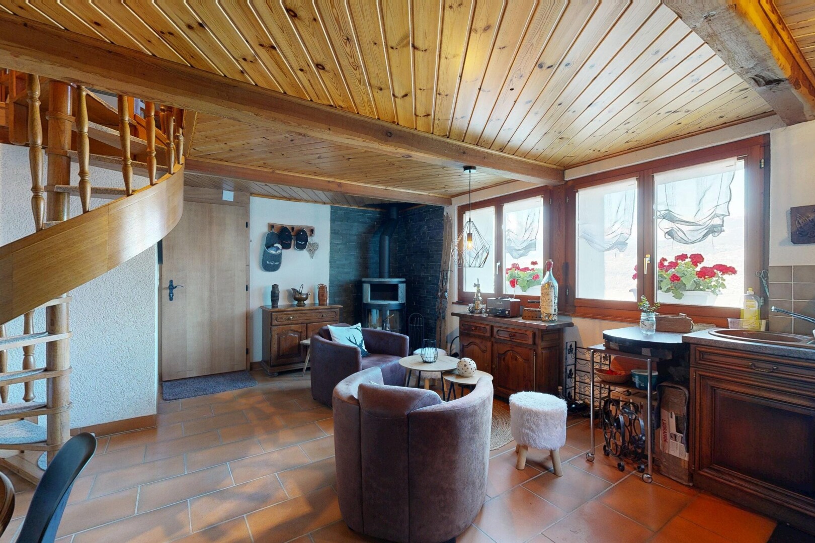 wohnzimmer mit treppen, beamed ceiling, balkendecke, natural light, und natürliches licht