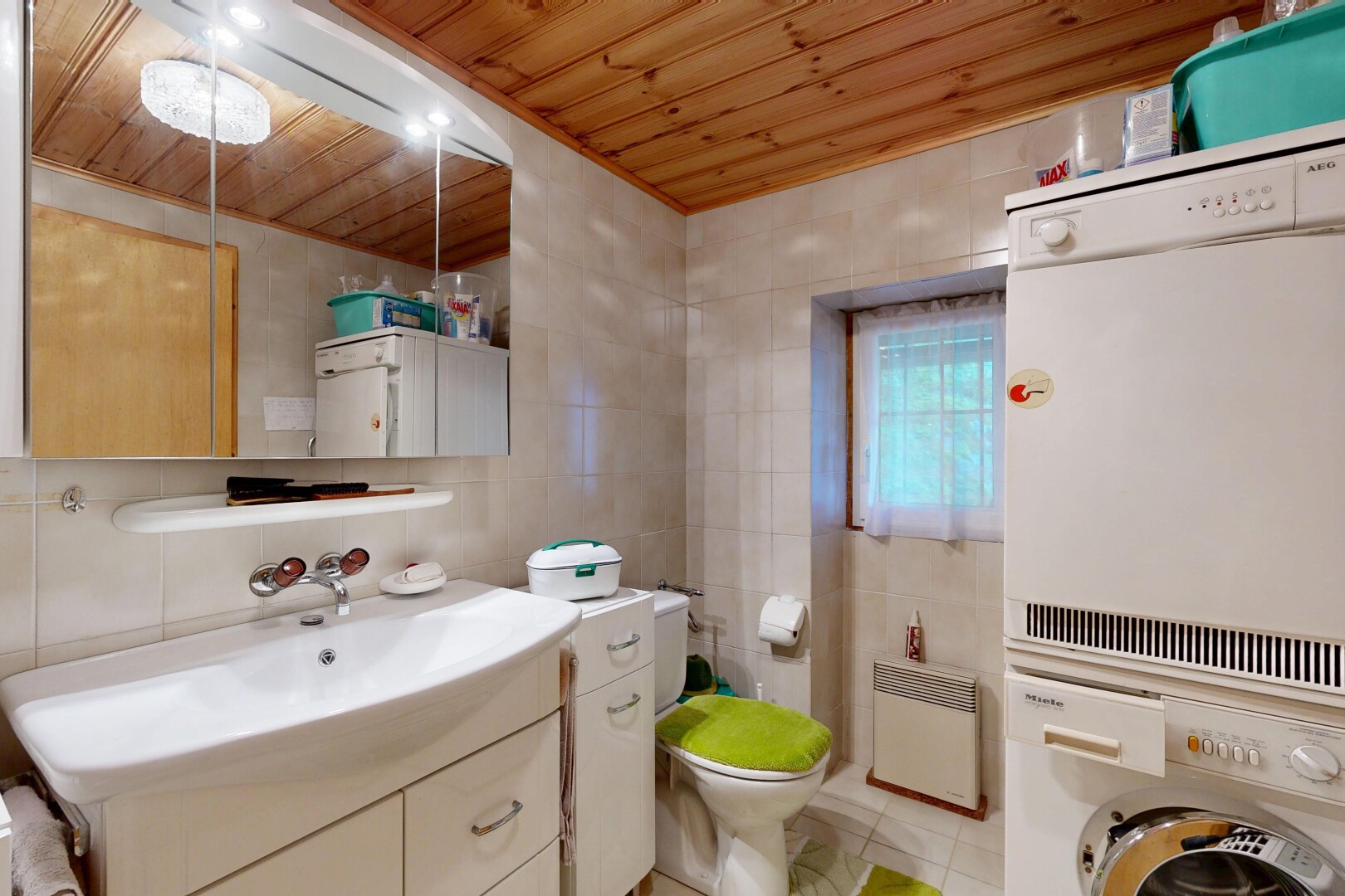 bad mit fliesenwand, tile wall, tumbler, spiegel, und inside property