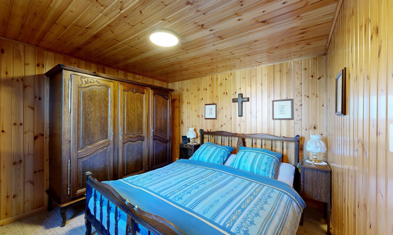zimmer / schlafzimmer mit holzwand, wood wall, inside property, holzdecke, und wood ceiling