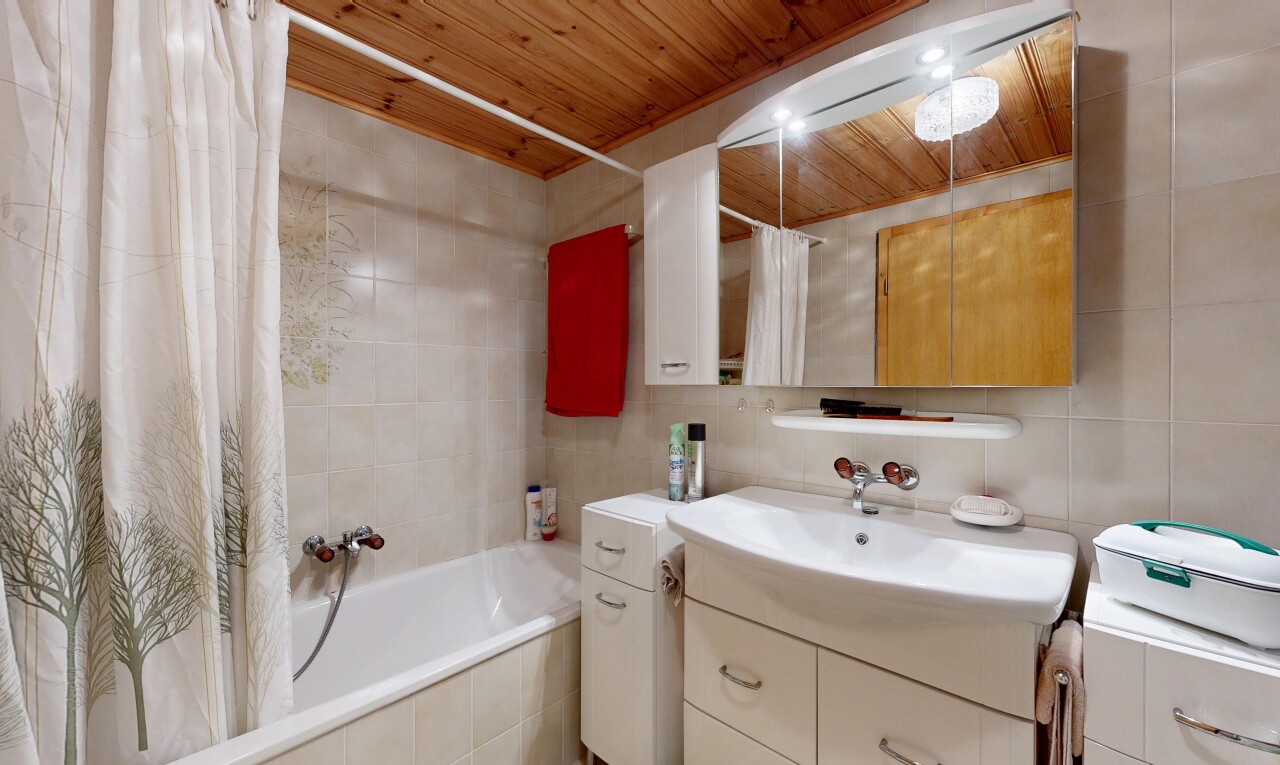 bad mit fliesenwand, tile wall, spiegel, kombiniertes bad / dusche, und komplettes badezimmer