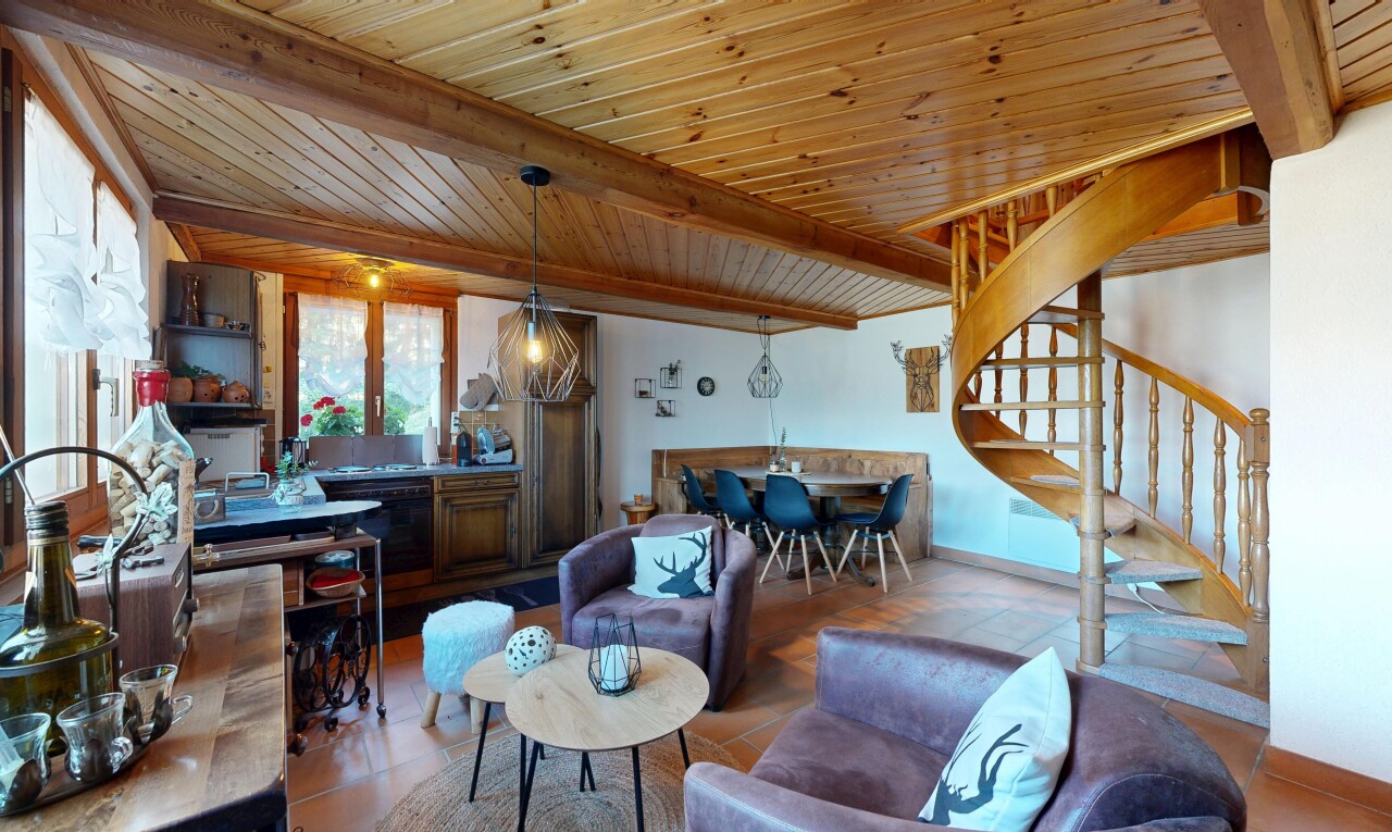 wohn- / esszimmer mit natürliches licht, natural light, balkendecke, beamed ceiling, und inside property