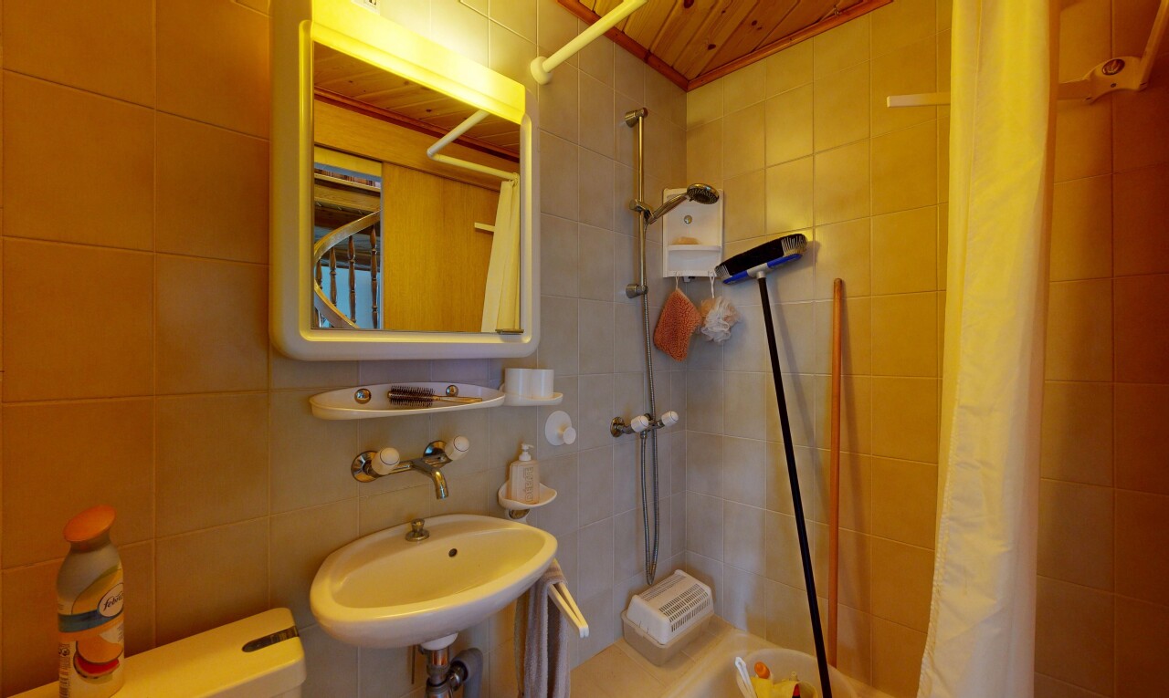 bad mit tile wall, fliesenwand, spiegel, komplettes badezimmer, und inside property