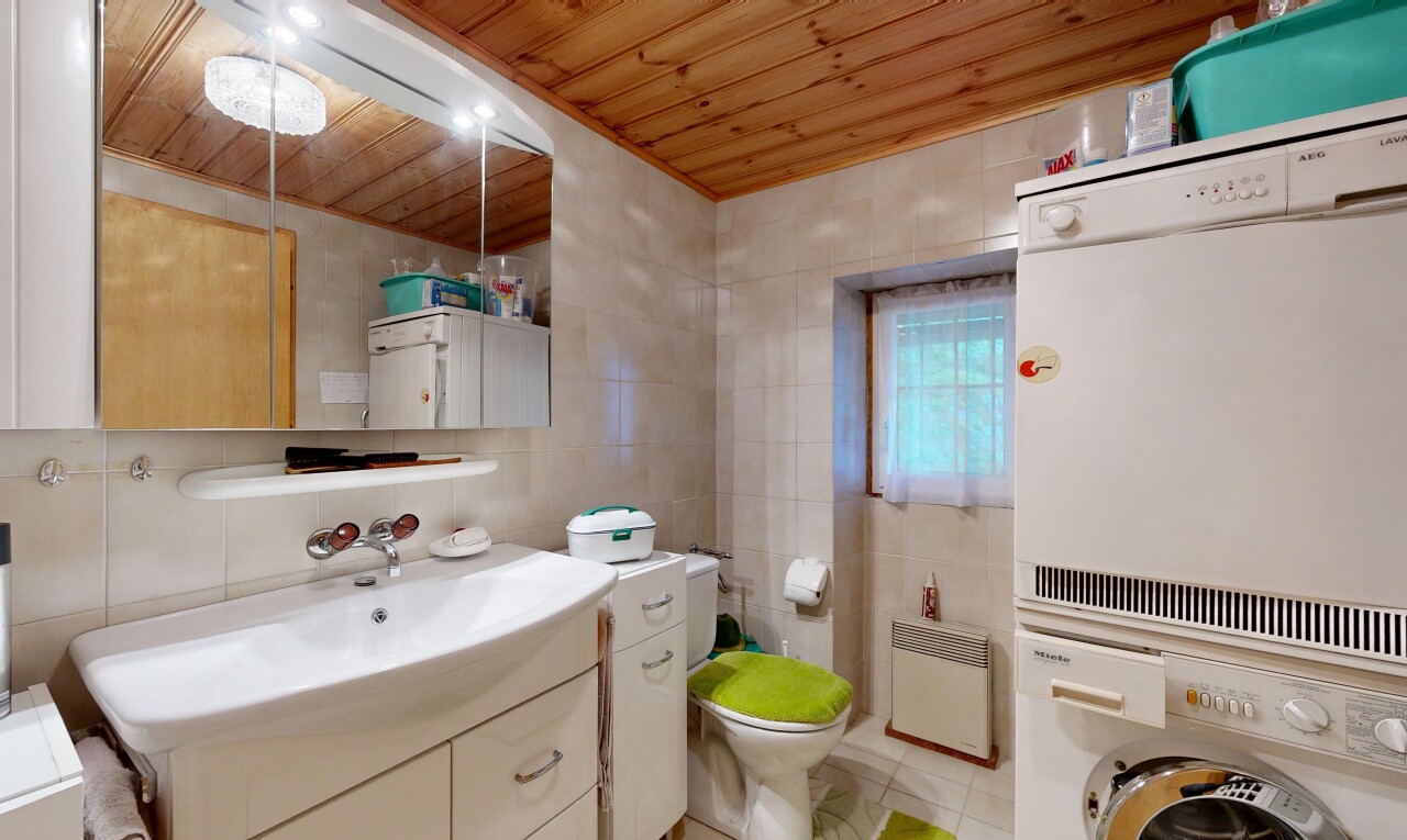 bad mit fliesenwand, tile wall, tumbler, spiegel, und inside property