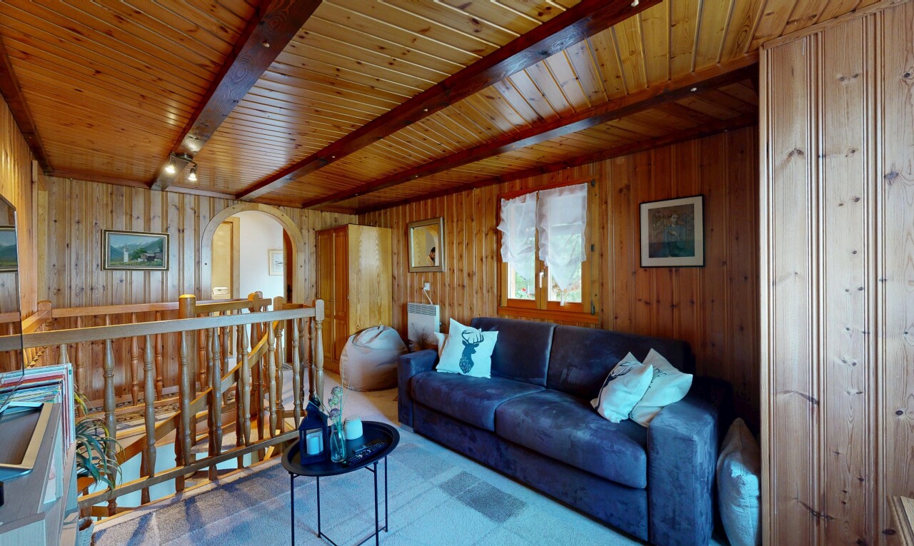 wohnzimmer mit wood wall, holzwand, inside property, beamed ceiling, und balkendecke