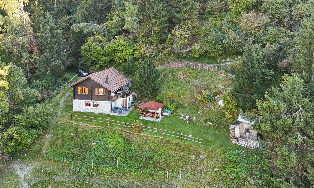 außenansicht mit property visible, rasen, zaun, terrasse, und waldblick