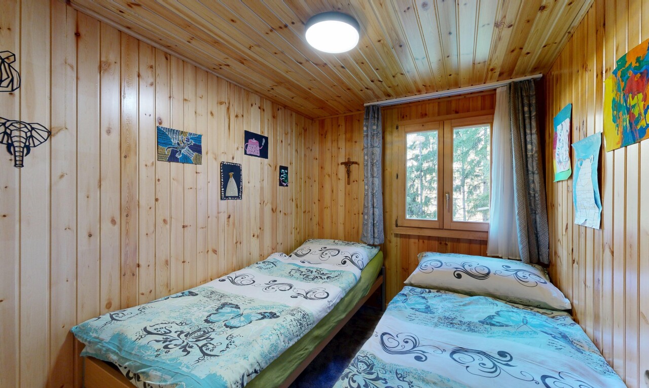 zimmer / schlafzimmer mit wood wall, holzwand, natural light, natürliches licht, und sauna