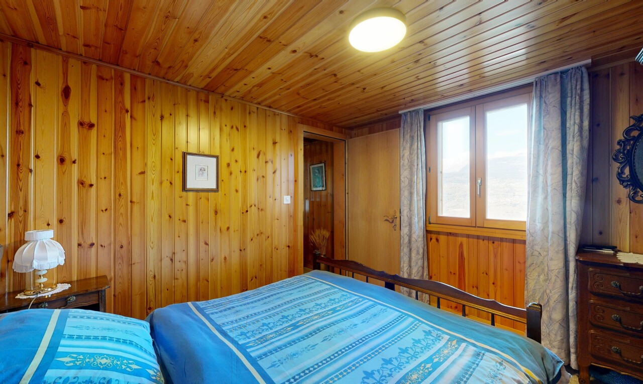 zimmer / schlafzimmer mit natural light, natürliches licht, wood wall, holzwand, und inside property