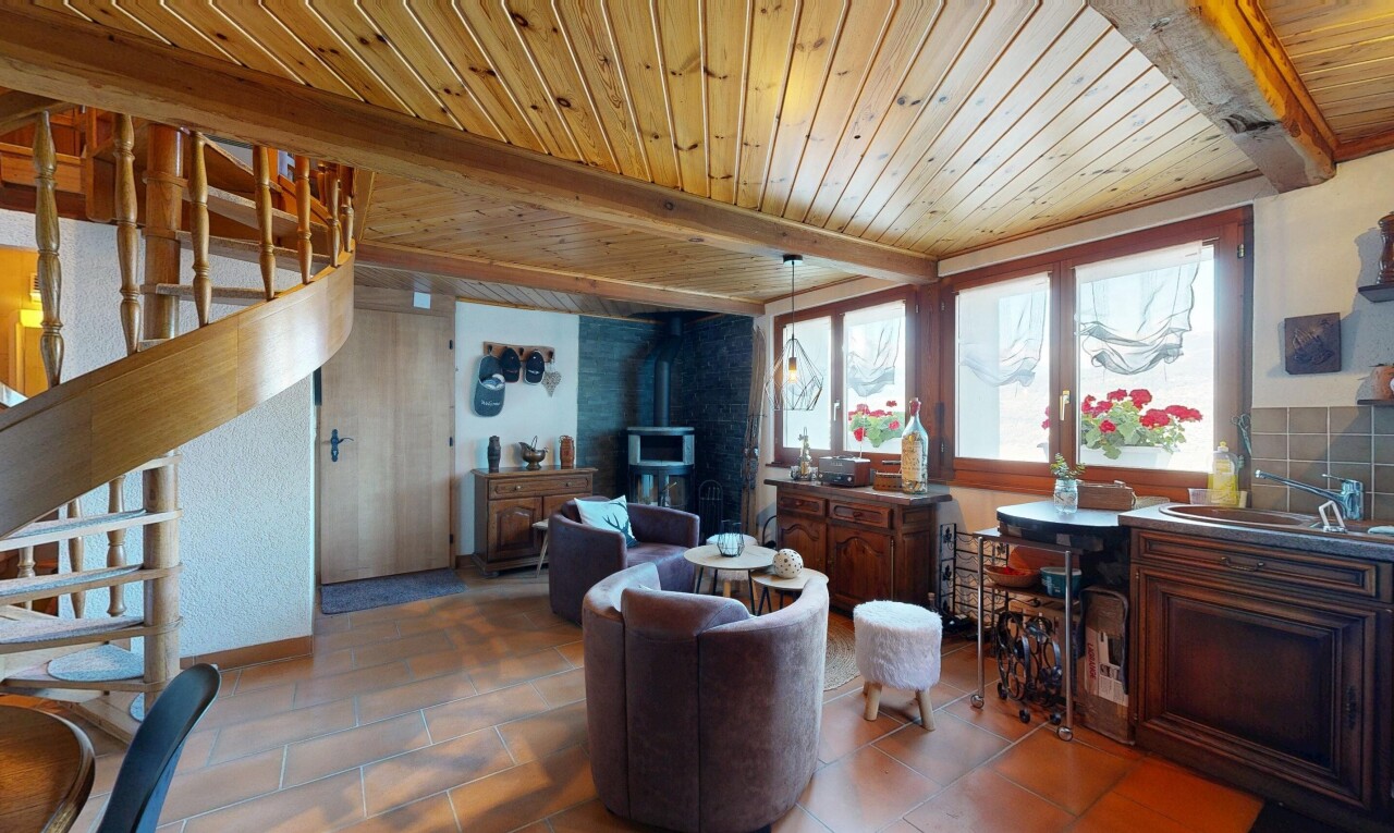 wohnzimmer mit treppen, beamed ceiling, balkendecke, natural light, und natürliches licht