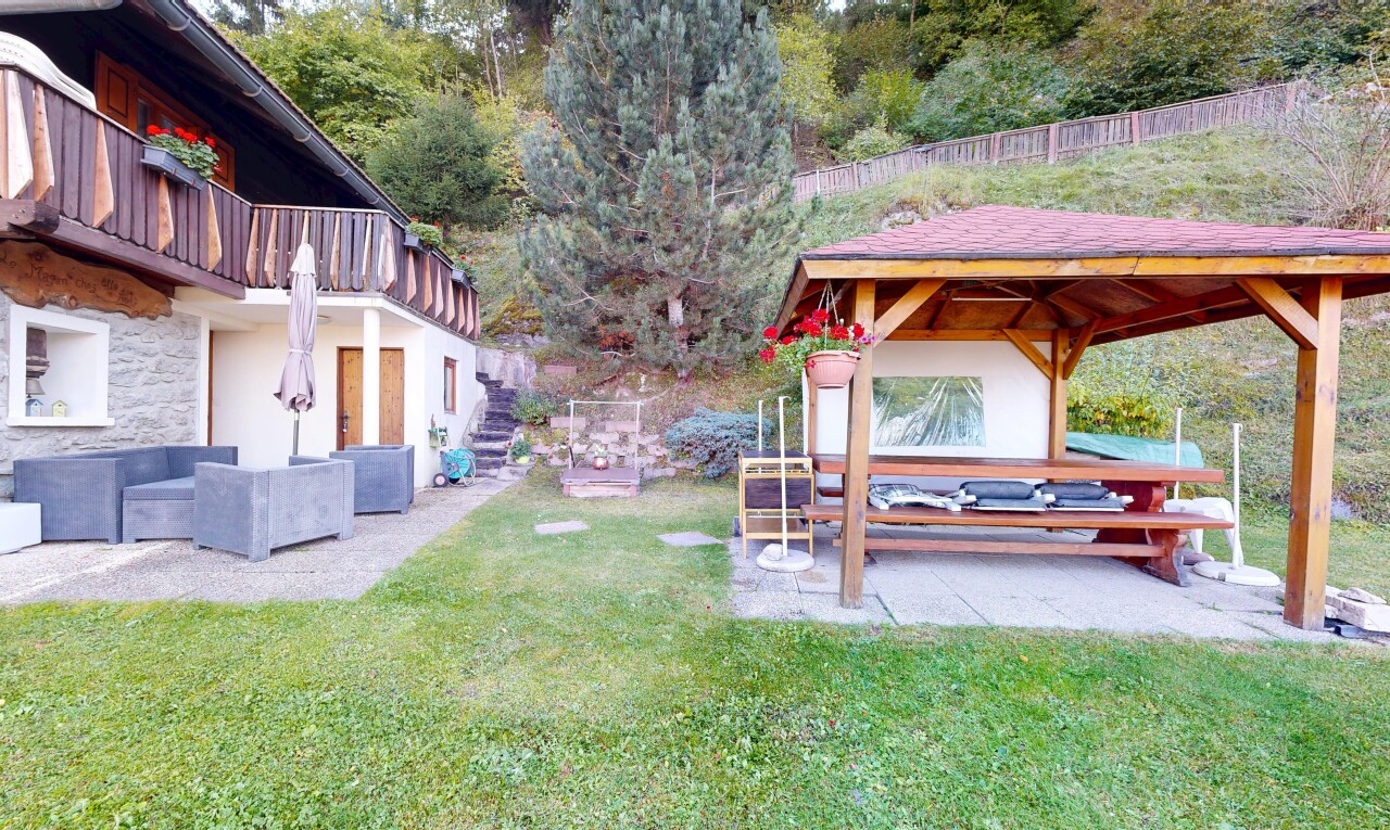 garten mit terrasse, rasen, property visible, und woods view
