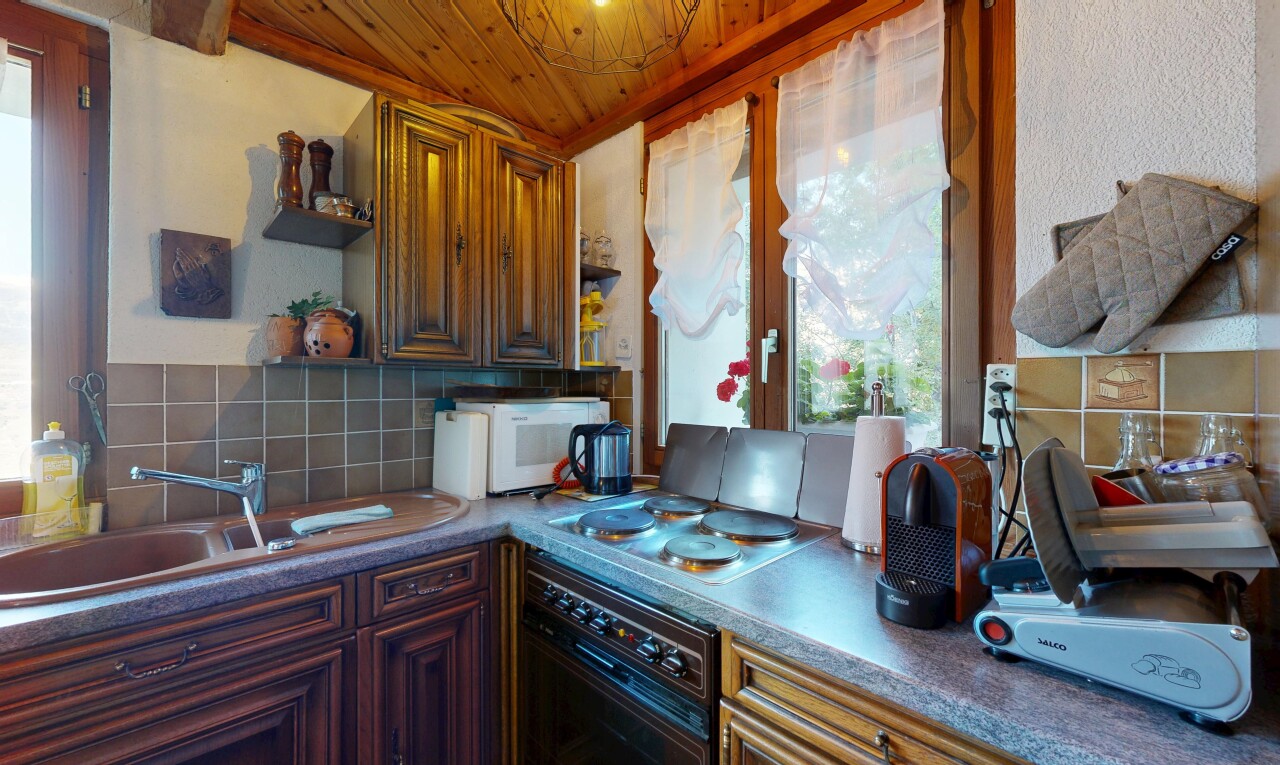 küche mit offene regale, natural light, natürliches licht, ofen, und wood ceiling