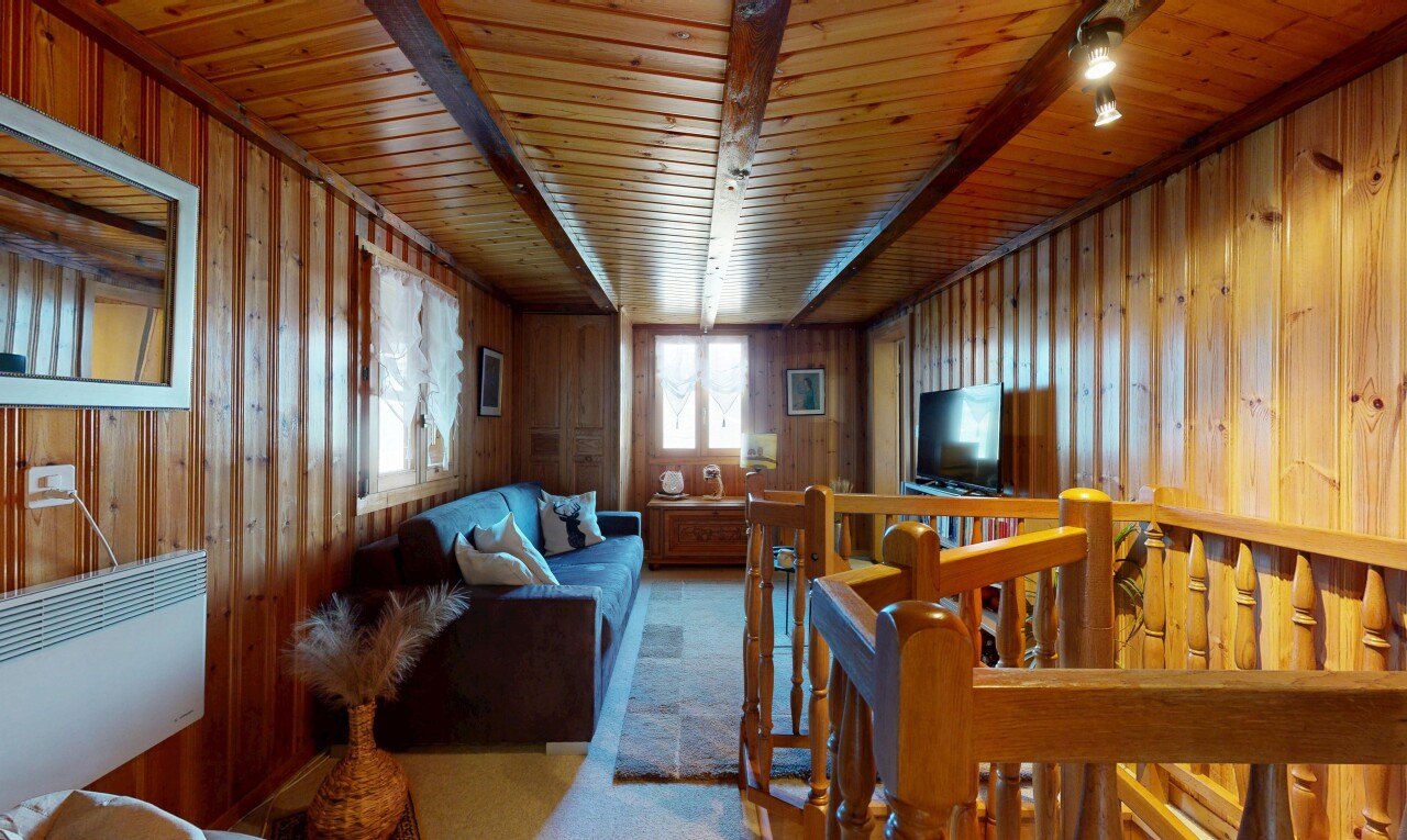 wohn- / esszimmer mit wood wall, holzwand, inside property, natural light, und natürliches licht