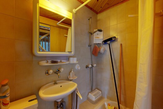 salle de bains avec tile wall, mur en carrelage, miroir, salle de bain complète, et inside property