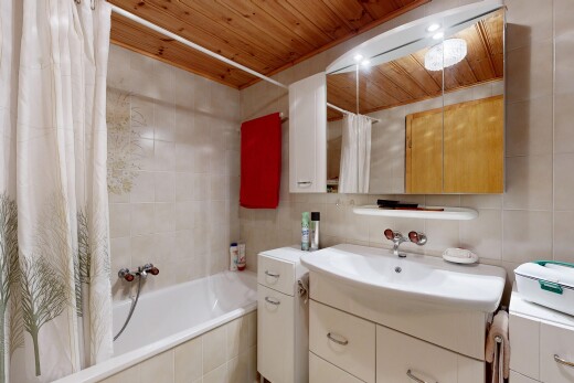salle de bains avec mur en carrelage, tile wall, miroir, douche-bain combinés, et salle de bain complète