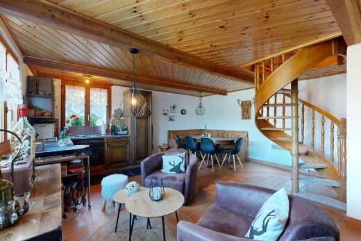 salon / salle à manger avec lumière naturelle, natural light, plafond à poutres, beamed ceiling, et inside property