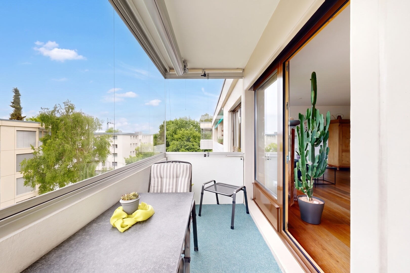balkon mit balkon, day time, und from property