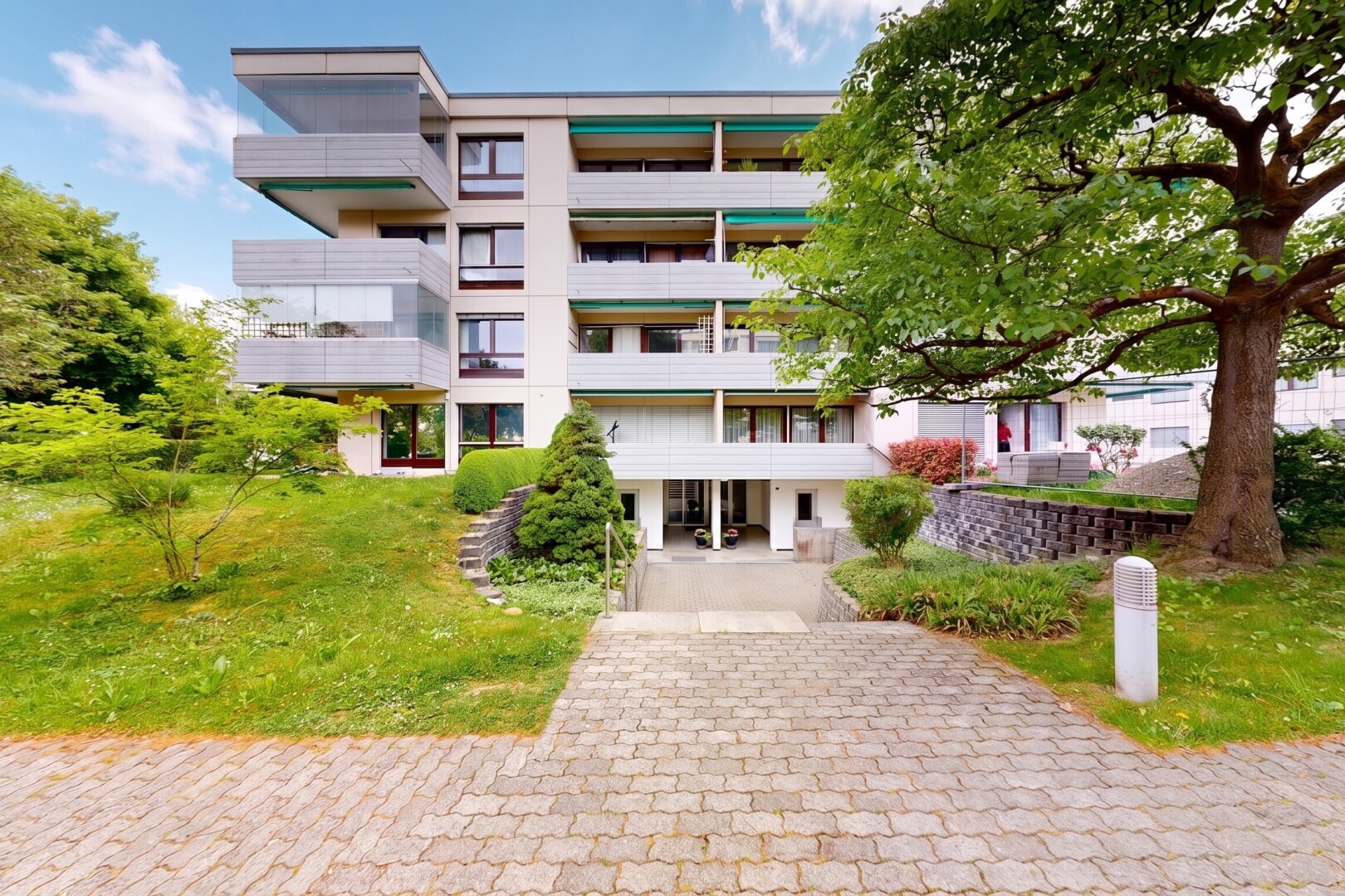 außenansicht mit day time, apartment complex view, blick auf wohnanlage, und from community