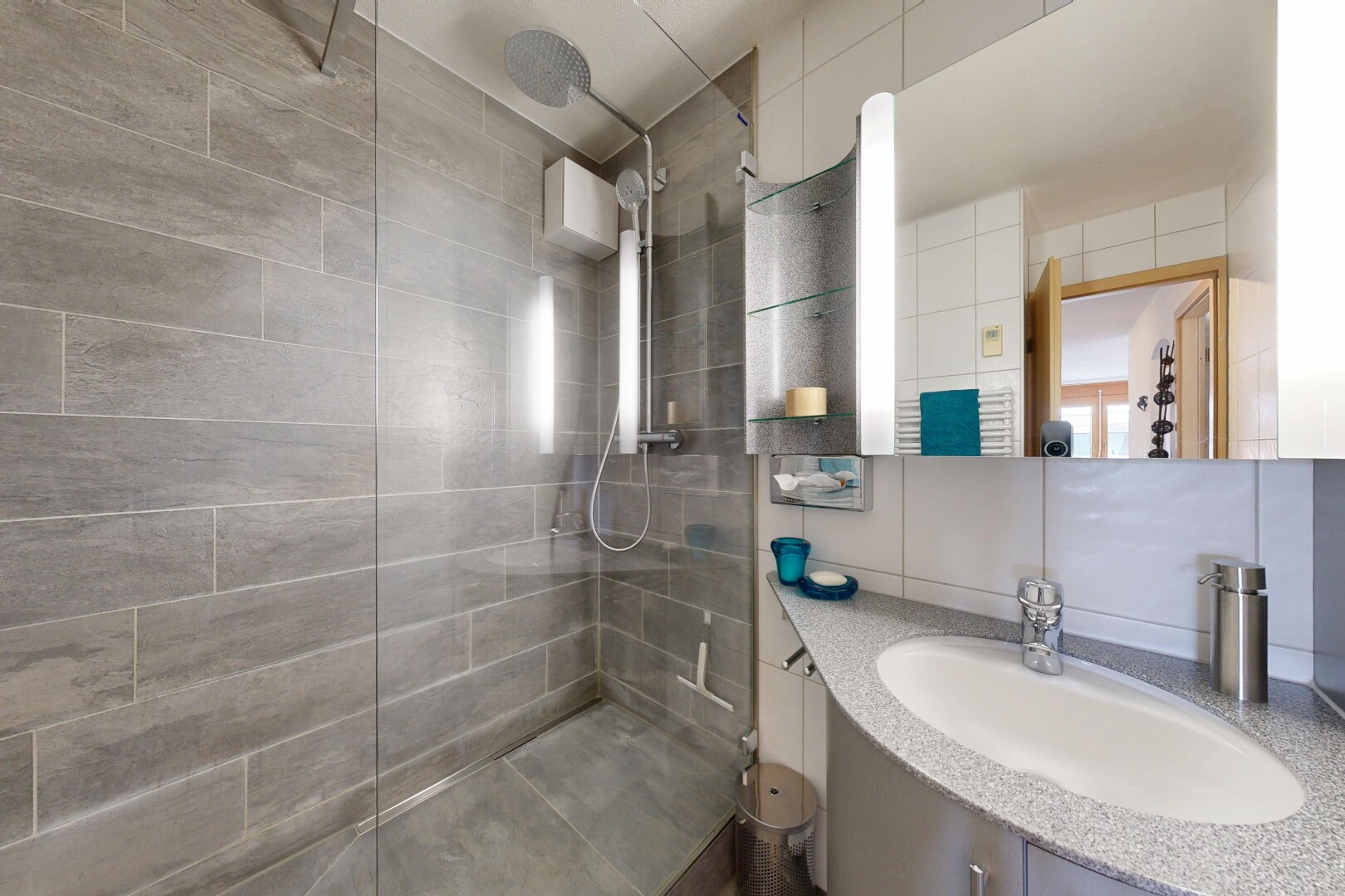 bad mit spiegel, schminktisch, waschbecken, inside property, und dusche
