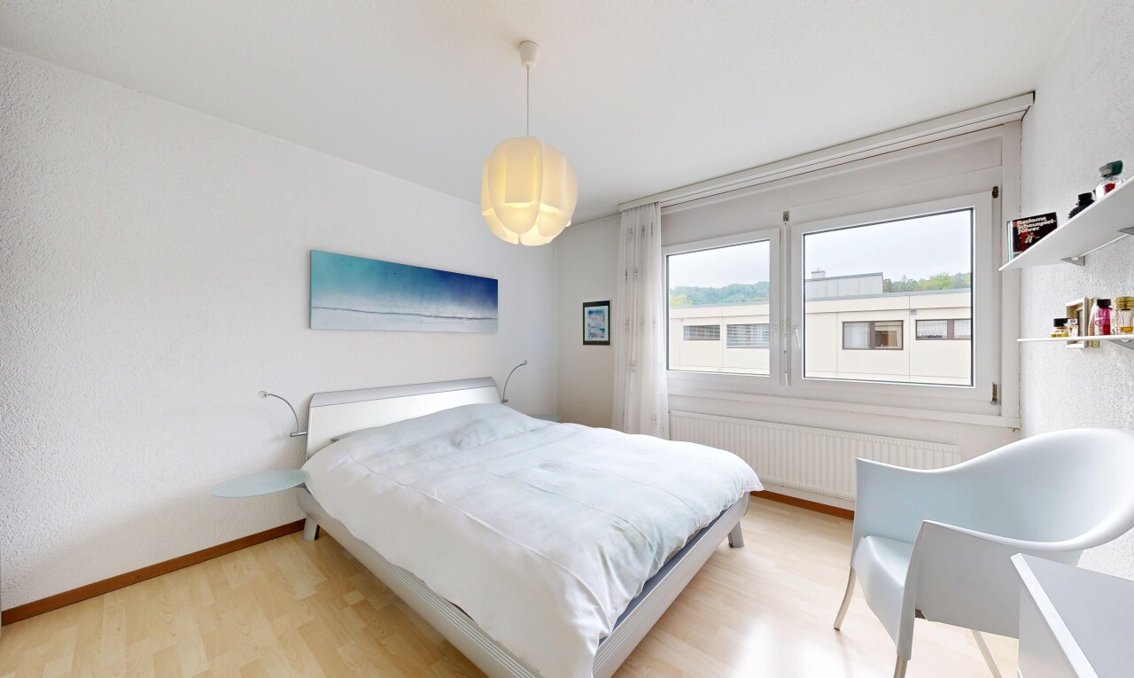 zimmer / schlafzimmer mit holzfußboden, wood finish floor, gipskartonwand, drywall, und kühler