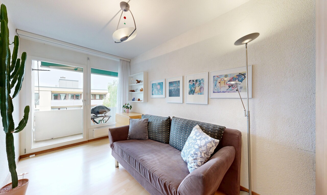 wohnzimmer mit inside property, natürliches licht, natural light, holzfußboden, und wood finish floor